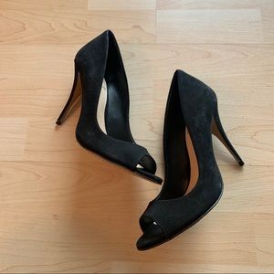 Peep toe pumps!